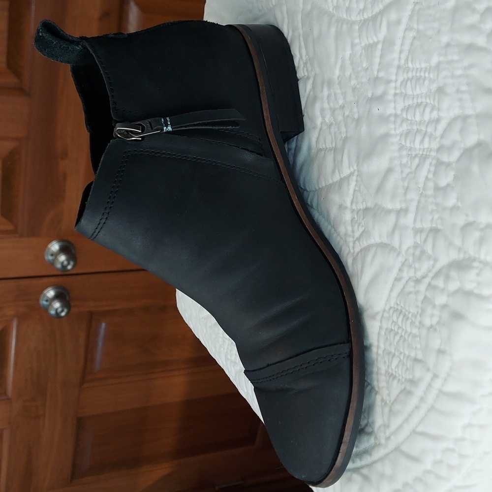 * TOMS Reese Black Leather Comfy Ankle Bootie, 1" Heel, Size 8.5 Wide, Like New - Picture 4 of 10